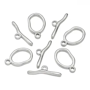 Gedetailleerd overzicht van golvende roestvrijstalen OT slotjes voor DIY sieraden maken.