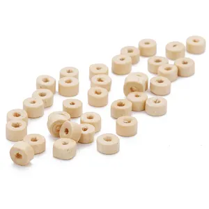 Vue détaillée de perles intercalaires en bois naturel, petites perles cylindriques pour bijoux.