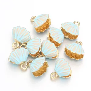 Vue de détail de pendentifs coquillage émaillé bordés d'or pour accessoires de bijoux DIY.