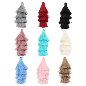 Vue détaillée de pendentifs glands colorés à quatre étages pour bijoux et accessoires DIY.