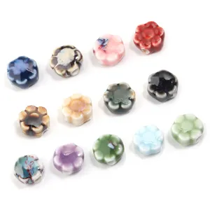 Détail de perles lisses en céramique marguerite colorée, composants de bijoux DIY.