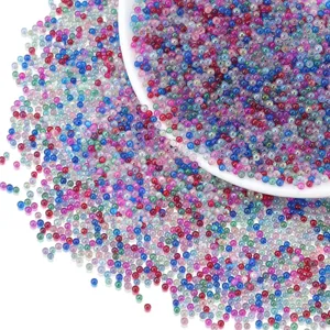 Microperlas de vidrio iridiscentes coloridas en detalle, relleno de resina ideal para manualidades.