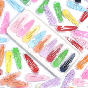Detailansicht von bunten bonbonfarbenen transparenten Kunststoff Schale BB Haarspangen.