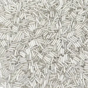 Primo piano di perline tubolari in vetro argentato, perle sfuse per bigiotteria fai da te.