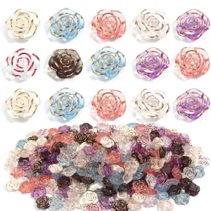 Detailansicht von Harz Rosen Perlen in verschiedenen Farben mit Goldrand für DIY Schmuck.