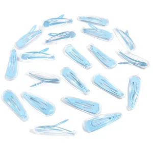 Nahaufnahme hellblauer transparenter Haarklammern, Gelee-Stil süße Haarschmuck-Details.