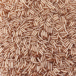 Primo piano dettagliato di perline tubolari in vetro oro rosa da 6 mm per gioielli fai da te.