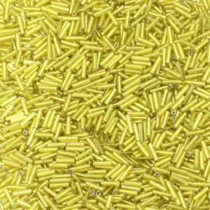 Primo piano perline di vetro dorate a tubo, perline sfuse da 6mm per creazione gioielli fai da te.