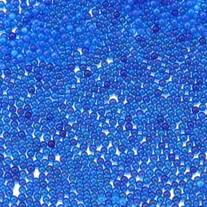 Detalle de cuentas redondas de vidrio aurora transparentes sin agujero para relleno de resina.
