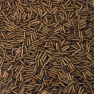 Dettaglio in primo piano di perline bugle in vetro, perline tubolari bronzo per gioielli