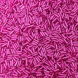 Dettaglio di perline tubolari rosa da 6 mm, perfette per la creazione di gioielli.