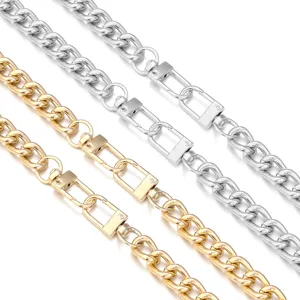 Detail van goud en zilver metalen kettingriem voor tassen en telefoonhoesjes glanzend.