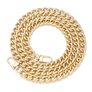 Gouden metalen ketting met karabijnhaken, DIY tas accessoire en telefoonketting decoratie.