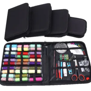Kit de couture portable avec ciseaux, fils, aiguilles et étui de rangement noir à fermeture éclair.