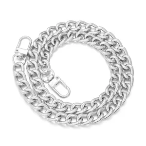 Detail van zilveren metalen tas ketting vervanging accessoire voor DIY handtassen en telefoonhoesjes.