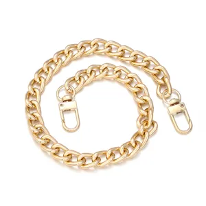 Gouden metalen tassenketting detailweergave, O-ketting riem met karabijnhaken voor tassen en hoesjes.
