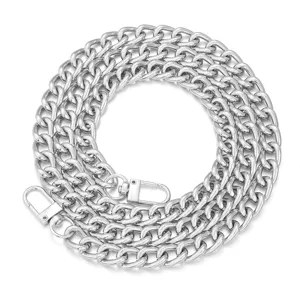 Gedetailleerde close-up van een glanzende zilveren metalen tas ketting met karabijnhaak.