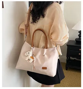 Sac cabas décontracté avec poignées marron, bandoulière à motifs et charm cheval.