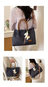 Sac cabas à carreaux tendance pour femme, avec poignées, bandoulière et charm cheval.