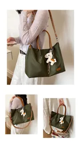 Sac cabas vert en nylon pour femme élégante avec poignées marron et joli charm cheval.