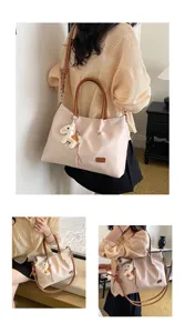 Grand sac cabas décontracté pour femme avec bandoulière et joli charm cheval élégant.
