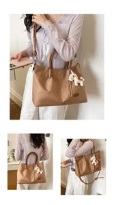 Vue détaillée du sac cabas marron en nylon avec son charmant pendentif cheval et double sangle.