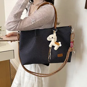 Sac cabas à carreau décontracté avec poignées marron, sangle en corde et charm cheval pour femme.