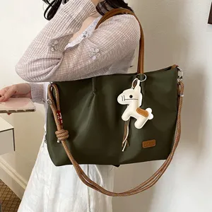 Sac cabas vert foncé élégant pour femme avec poignées et charm cheval pour le travail.