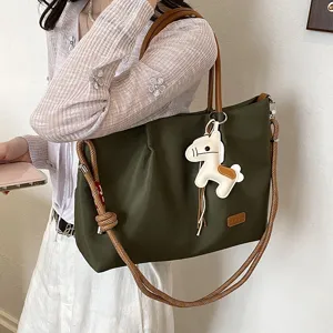 Sac cabas en nylon vert pour femme, sac à bandoulière élégant et sac casual vue détaillée.