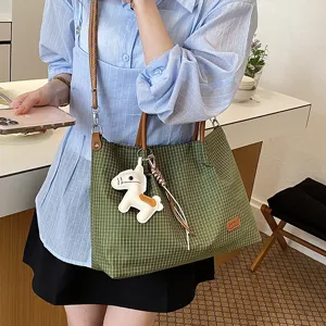 Sac cabas à carreaux vert pour femme, sac bandoulière et porté épaule chic avec pendentif.