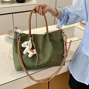Sac cabas vert à carreaux pour femmes, sac bandoulière décontracté avec joli pendentif cheval.