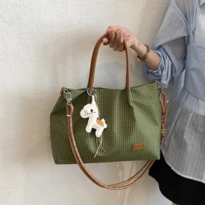 Sac cabas écossais vert pour femme, sac à bandoulière décontracté avec joli charm cheval.