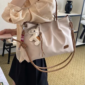 Sac cabas en toile décontracté pour femmes, sac à bandoulière élégant avec lanière en corde et charm.