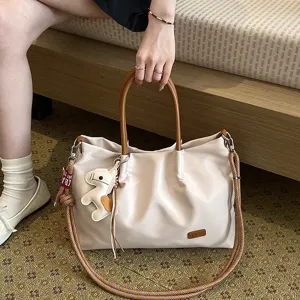 Sac cabas décontracté pour femme avec poignées marron, bandoulière et joli pendentif animal.