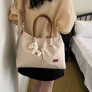 Sac cabas fourre-tout femme chic avec charm cheval mignon et poignées confortables.