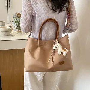 Sac cabas en nylon élégant pour femme, sac à épaule décontracté avec pendentif cheval et anses.