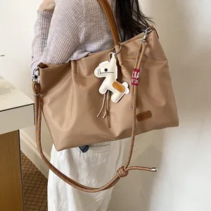 Sac cabas décontracté pour femme, élégant sac porté épaule et bandoulière grande capacité.