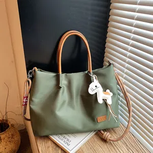 Élégant sac cabas en nylon pour femme, sac à bandoulière décontracté pour le travail et les loisirs.