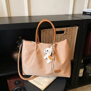 Sac cabas en nylon élégant pour femme avec poignées et charm. Idéal pour le quotidien.