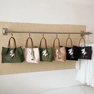 Sac cabas de loisirs pour femme grande capacite sac a main elegante avec joli pendentif quotidien