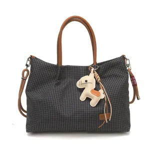 Sac cabas à carreaux classique pour femme avec poignées marron et charm de cheval élégant.