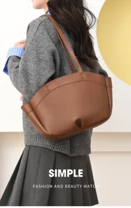 Détail du sac cabas élégant en cuir marron, offrant une grande capacité de rangement.