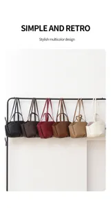 Vue détaillée de plusieurs sacs cabas multicolores minimalistes suspendus sur un portant.