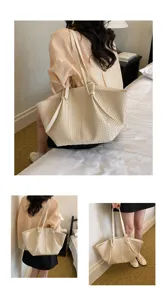Details of the women woven tote bag, showing its large capacity and beige woven texture.