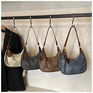 Vista dettagliata della borsa a tracolla hobo da donna con finitura opaca vintage ed elegante.