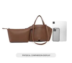 Sac cabas marron en cuir grand format, élégant sac à main pour femme avec pochette assortie.