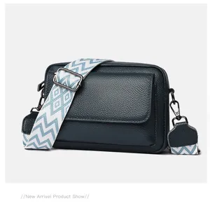 Bolso cruzado de cuero para mujer con correa geométrica ancha y múltiples bolsillos.