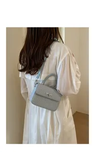 Bolso de hombro trenzado azul claro para mujer, elegante bolso con asa y cierre giratorio.