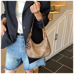 Borsa a spalla hobo marrone vintage da donna, elegante borsa a tracolla con ciondolo pretzel.