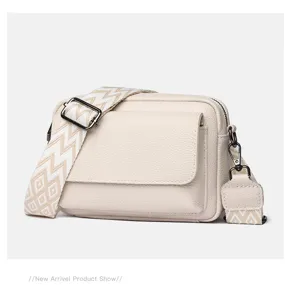 Elegante bolso bandolera de cuero de color sólido con múltiples bolsillos y correa ancha.